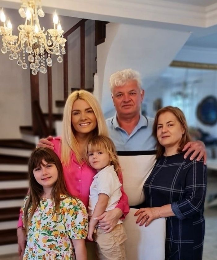 Motivul pentru care fiica Iannei Novac face trei școli în paralel: „Până acum a făcut față”. Erika are 12 ani