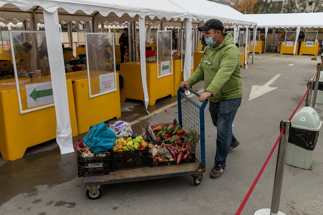 REPORTAJ. Supărarea comercianților dintr-o piață de la marginea Bucureștiului pe aglomerația de la Obor: “I-au văzut pe ei așa și ce au zis, hai să îi închidem pe toți”