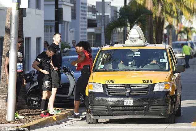 Serena Williams a trecut linia de sosire într-un taxi la un cros de 5 km pe care l-a organizat / VIDEO