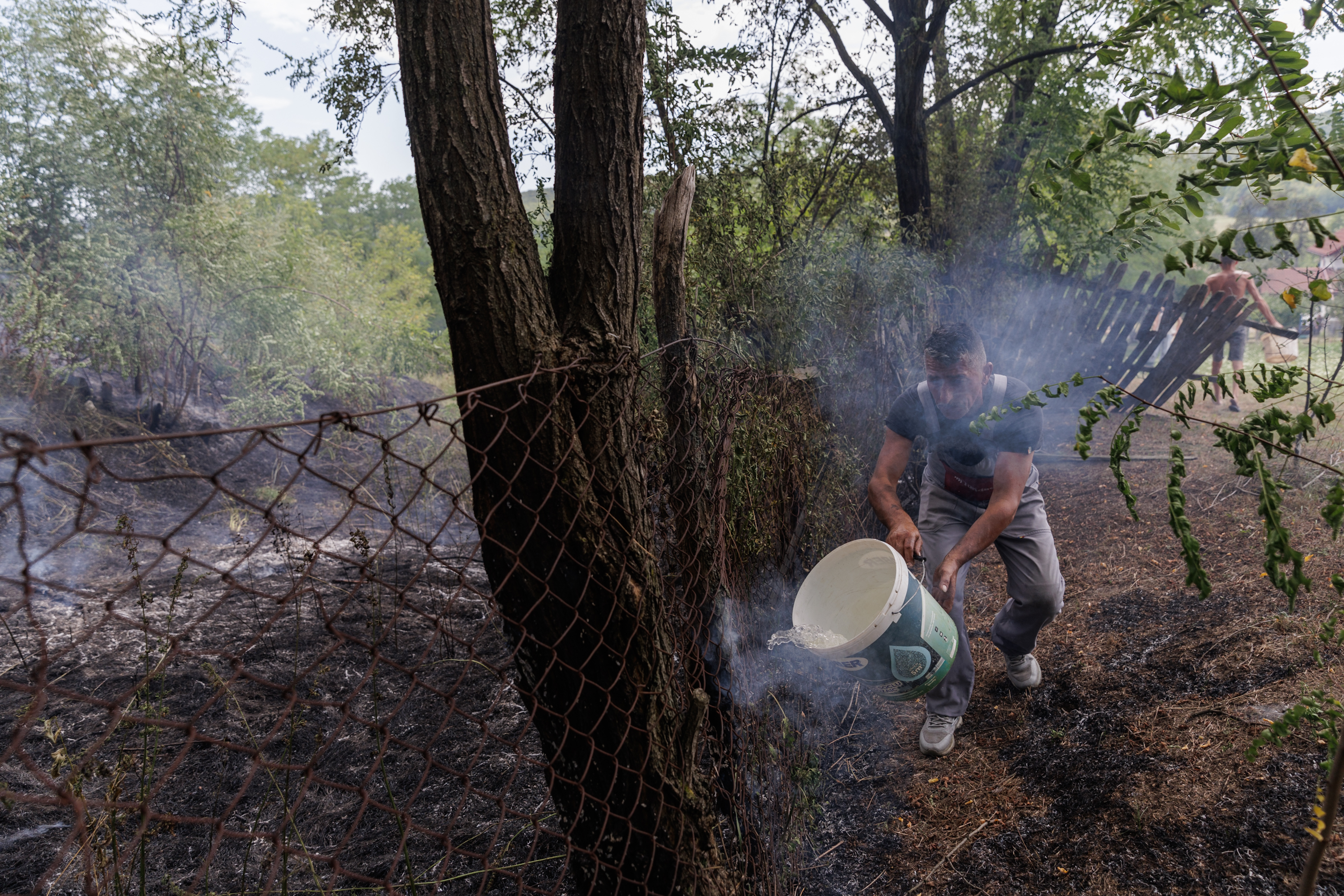 FOTOREPORTAJ Incendiu de vegetație la Drăganu, Argeș. Alături de pompieri, localnicii au sărit să ajute și ei, cu furtunuri, găleți și lopeți, în lupta cu focul care amenința casele