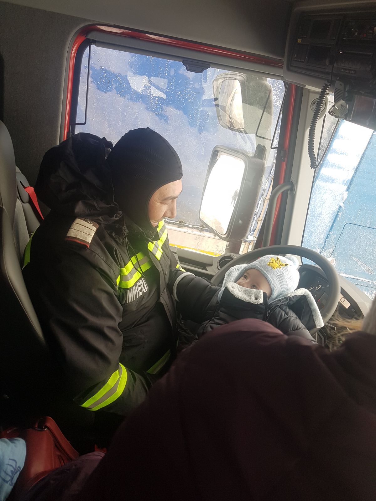 VIDEO/ Pompierii constănțeni au ajutat o femeie cu doi copii bolnavi să ajungă la medic/ GALERIE FOTO