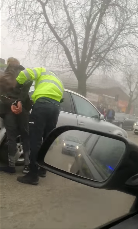 Șofer din Craiova, încătușat în plină stradă, după ce a fugit de poliție. Tânărul care a lovit două mașini nu avea permis de conducere