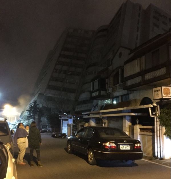 UPDATE / Imagini de la operaţiunile de salvare din Taiwan, ţară zguduită de un cutremur de 6,4 grade - FOTO