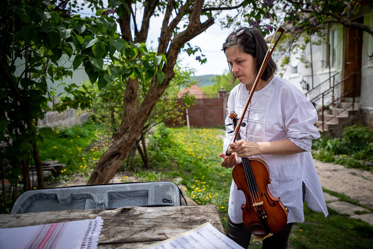 Lovită de o boală rară, o violonistă de 36 de ani din Covasna a uitat aproape totul, mai puțin muzica. “A uitat să plângă. Când o doare ceva, i se umplu ochii de lacrimi, dar râde”