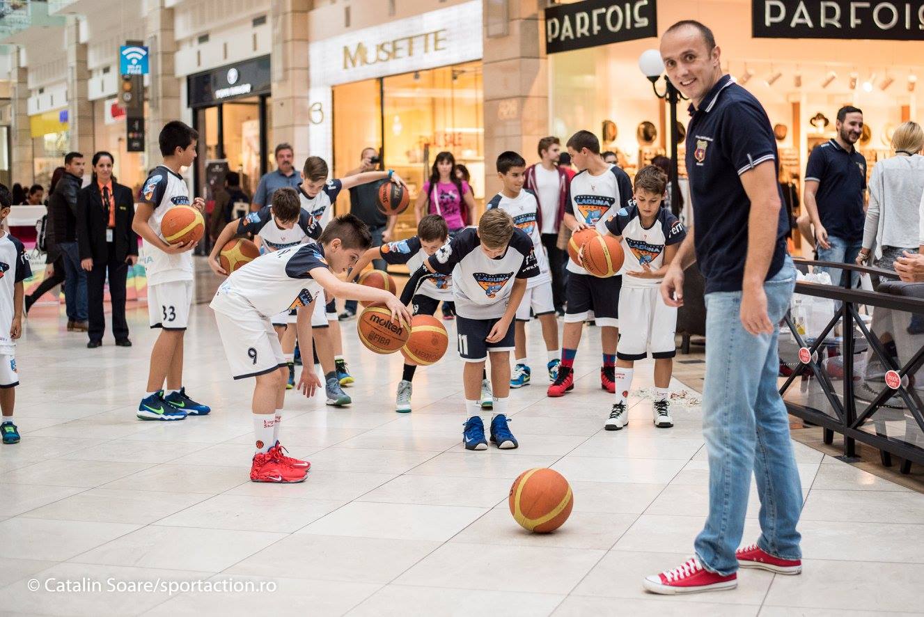 Steliștii au dat în mintea copiilor. S-a întâmplat la mall