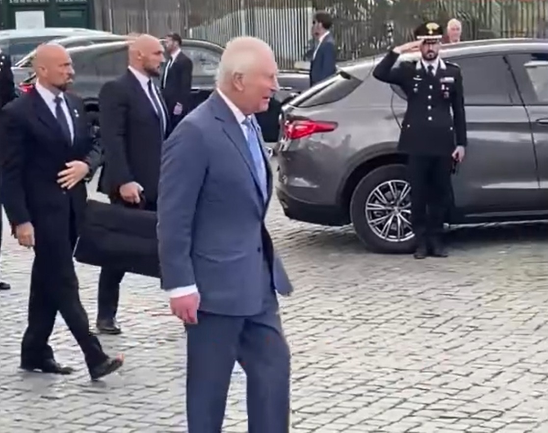 Misterul valizei negre. Ce poartă în servietă bodyguardul regelui Charles și de ce stă mereu la doar câțiva pași de monarh