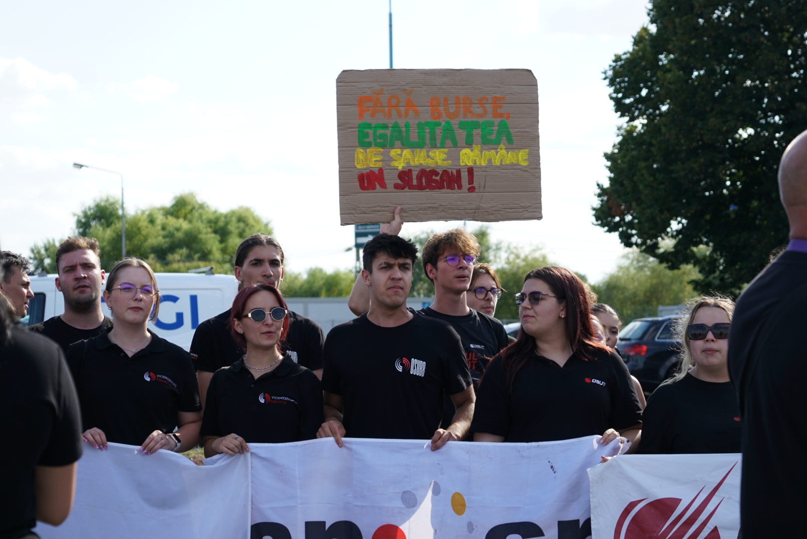 Daniel David îi sfătuiește pe studenții care protestează față de tăierile burselor să-și ia un job part-time: „Noi nu avem cultura asta”