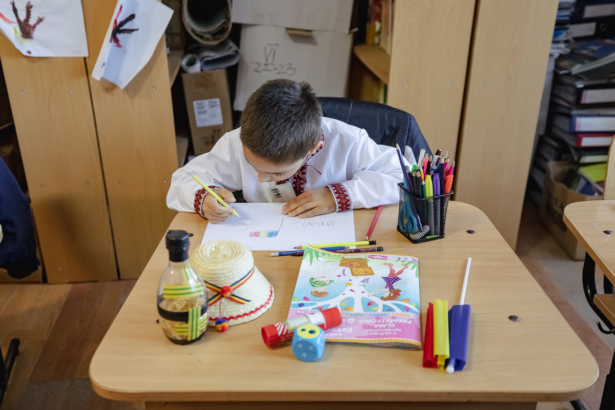 SPERANȚĂ. Într-o școală din Olt, o profesoară îi învață pe copiii cu părinți în străinătate să creadă că tinerii pot reuși și în țară: „Se pot realiza oriunde, numai să găsească oamenii potriviți”