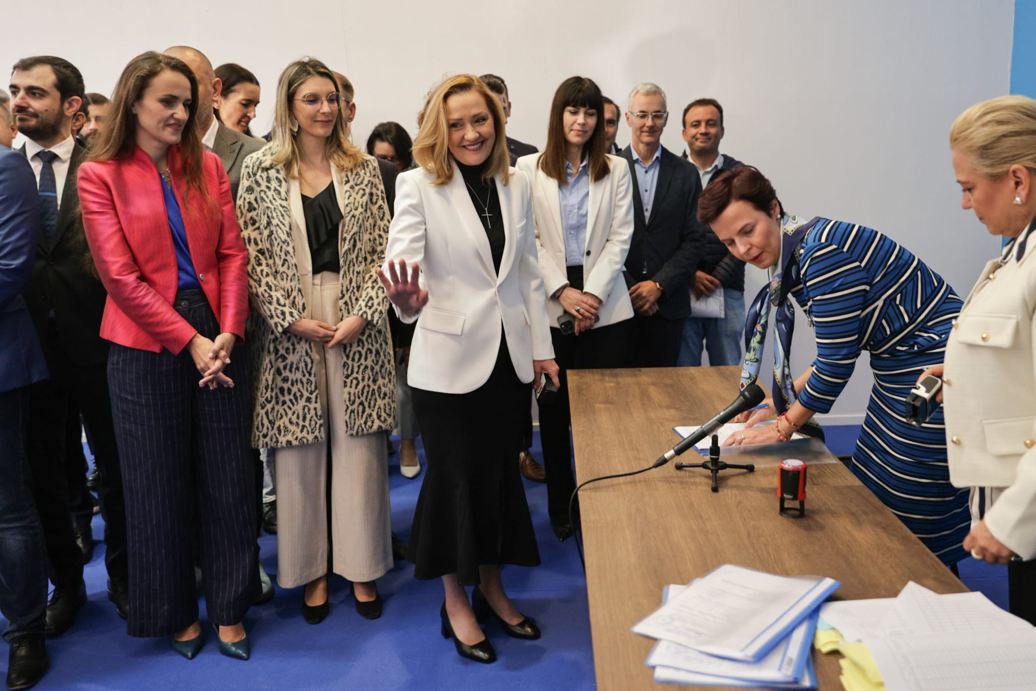 Elena Lasconi și-a depus candidatura la prezidențiale. Atac la Nicolae Ciucă: „Asta știe să facă, să execute ordine” | VIDEO