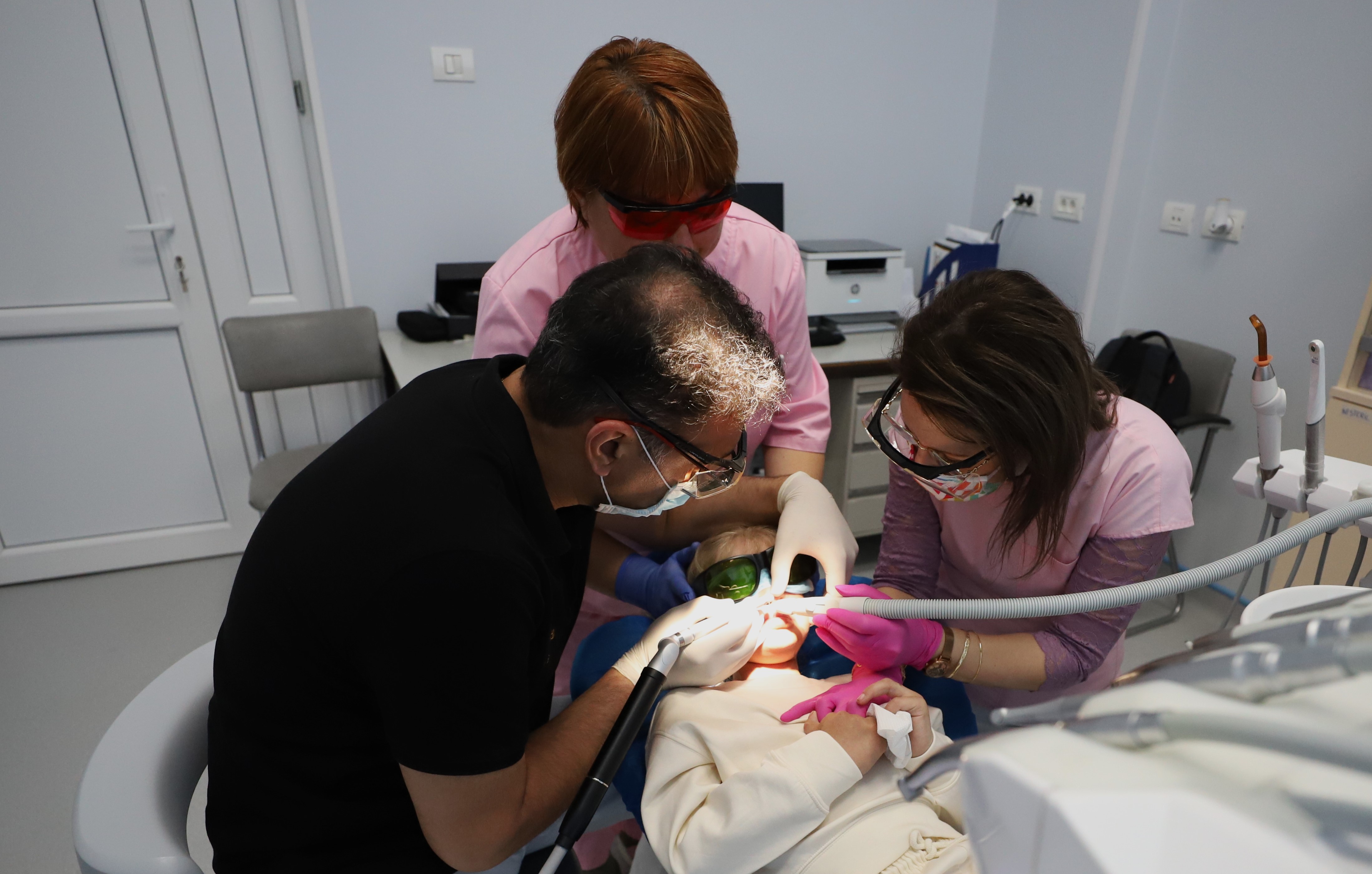 Prima fetiță operată „fără durere” și fără anestezie și care are un zâmbet nou-nouț, premieră în Ambulatoriul Spitalului Grigore Alexandrescu