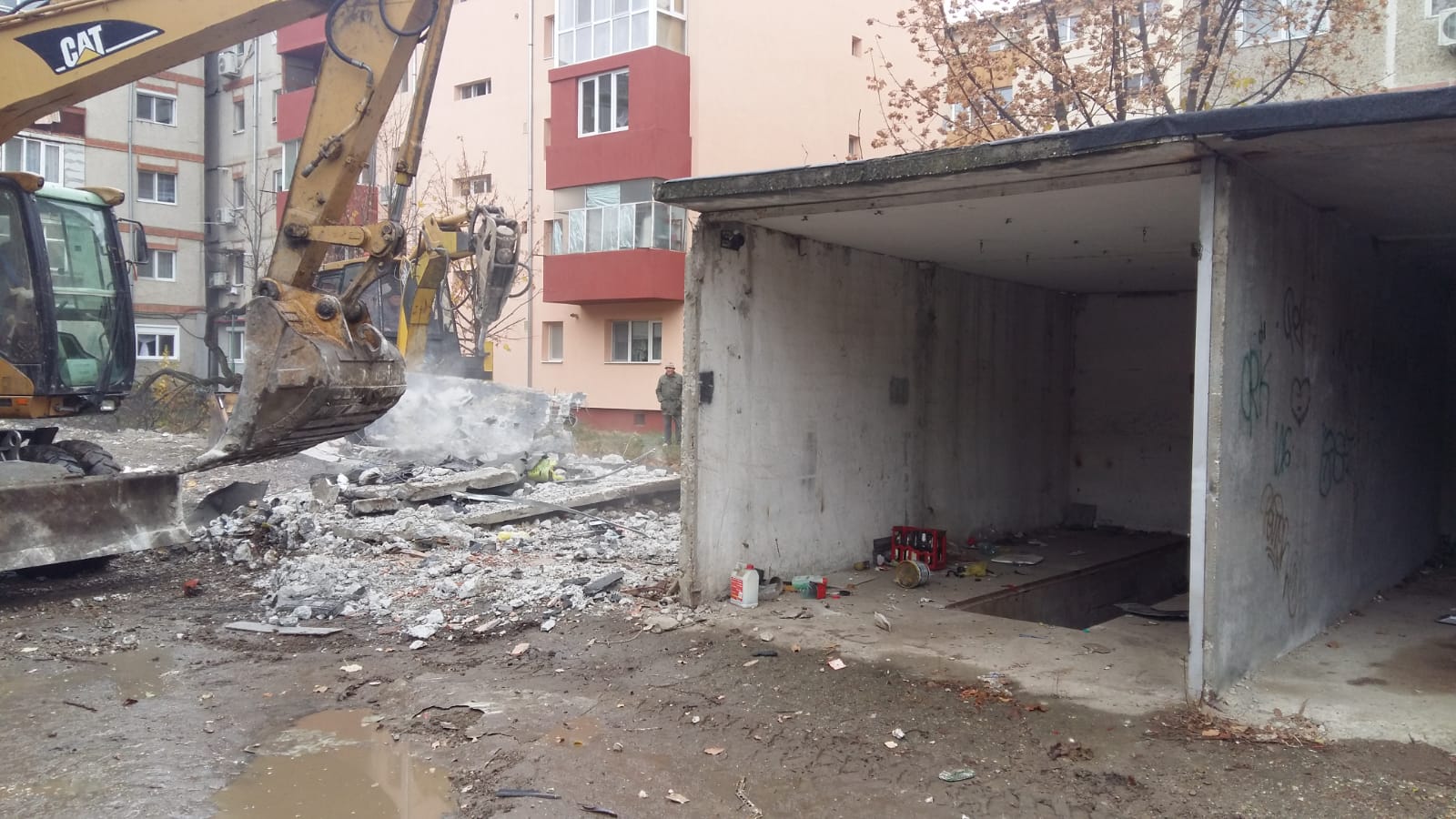 Focare de infecție între blocurile unui mare oraș din România! Oamenii au transformat garajele în depozite de murături, grătare și vechituri; primăria le demolează
