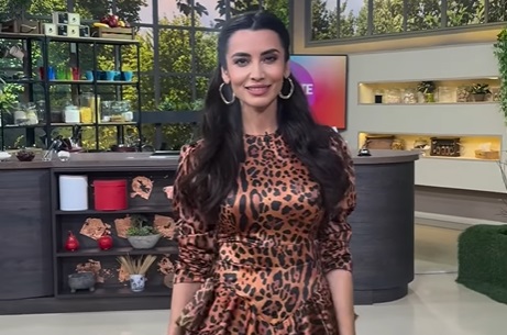 Lili Sandu, filmată în timp ce era dată cu fixativ pe picioare. Trucul folosit de vedetă când poartă rochie din mătase