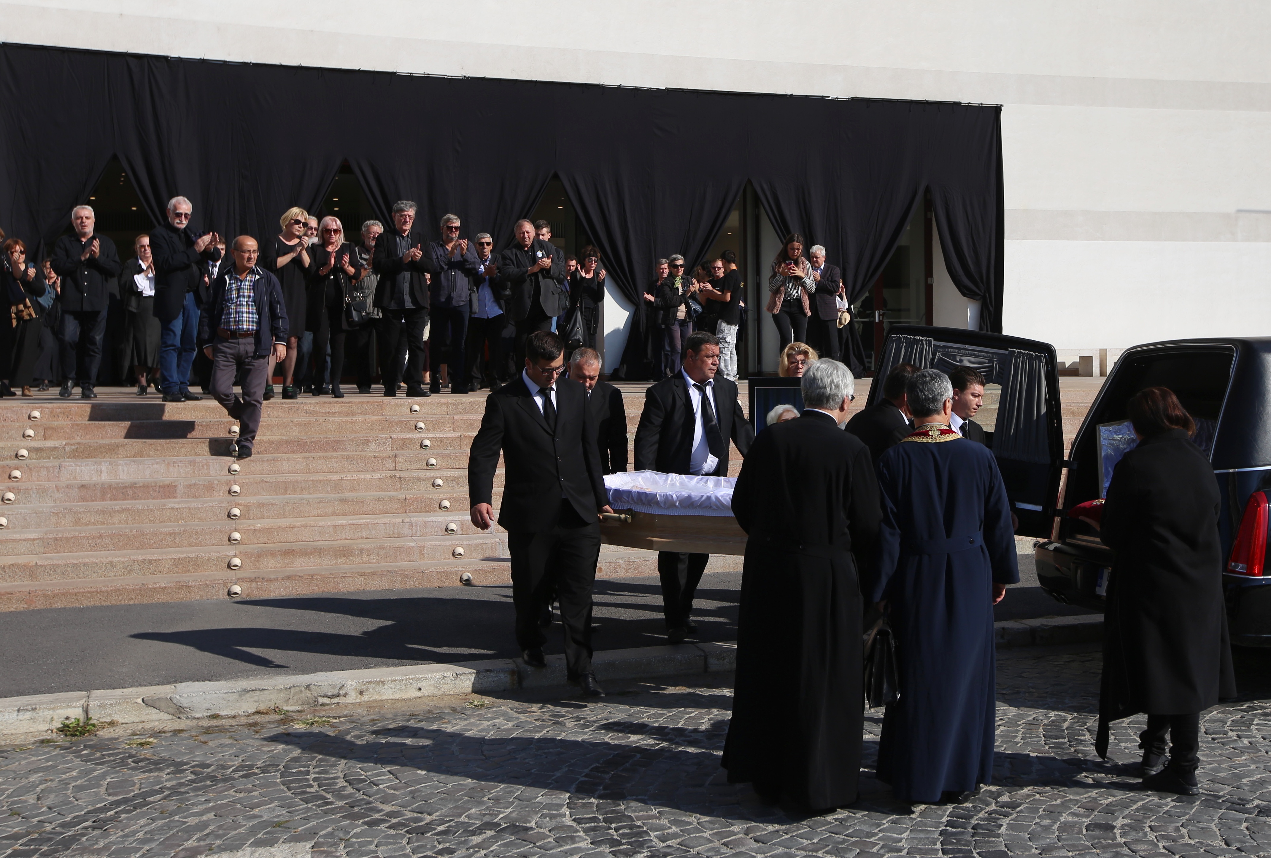 FOTO EXCLUSIV/ Trupul neînsuflețit al Olgăi Tudorache, depus la biserica Kretzulescu din Capitală. Imagine emoționantă cu fiul actriței