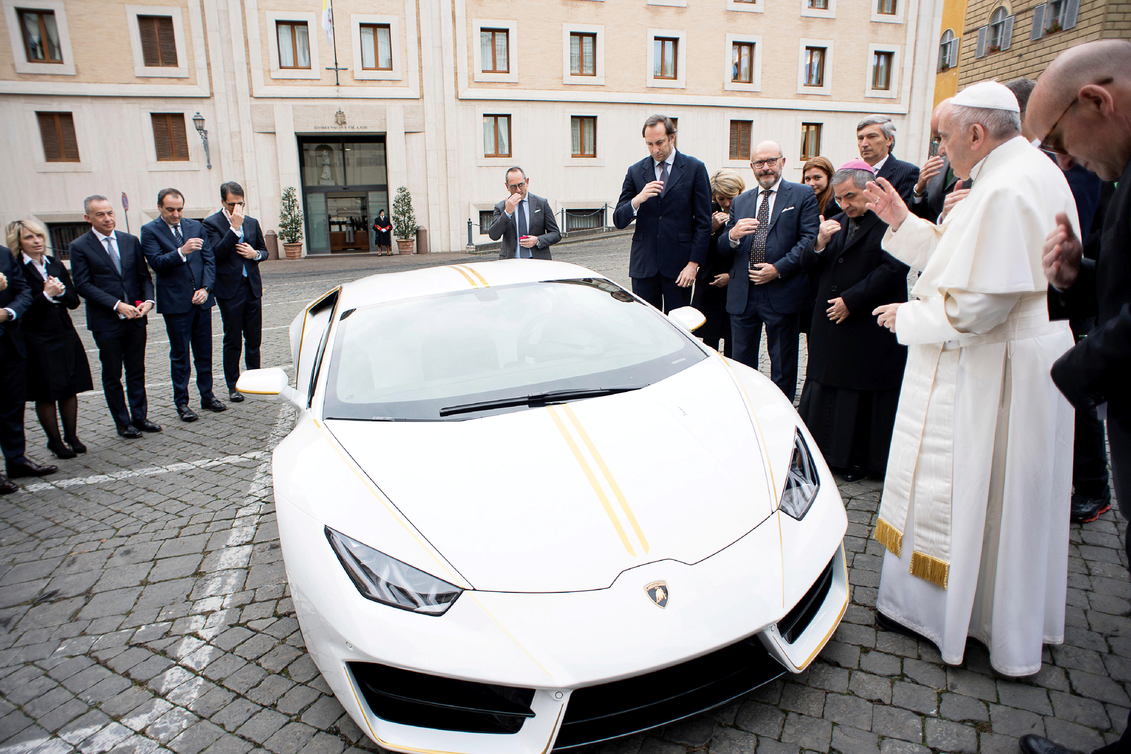 FOTO | Un Lamborghini de sute de mii de dolari poate fi câştigat pentru doar 10 dolari