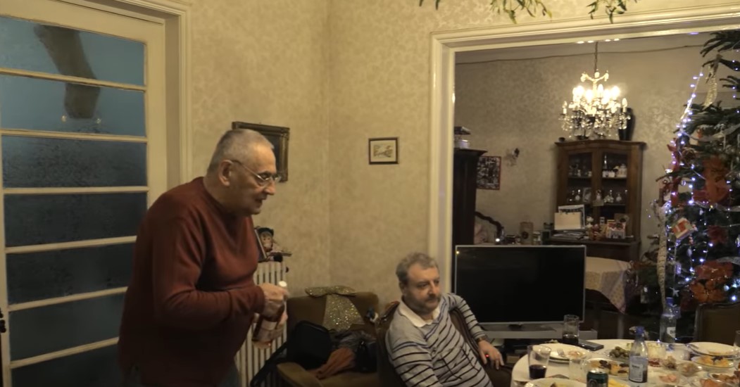 Imagini din apartamentul în care a locuit Horia Moculescu. Locuința se află lângă Parcul Cișmigiu