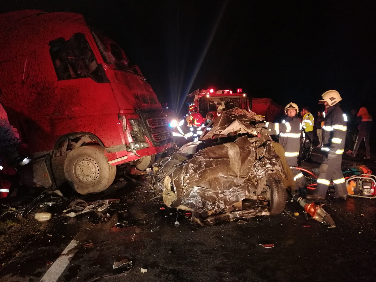 Filmul accidentului cu patru morți de la Cornea. Fiul de 14 ani al șoferului vinovat a fost scos după 2 ore de sub camion