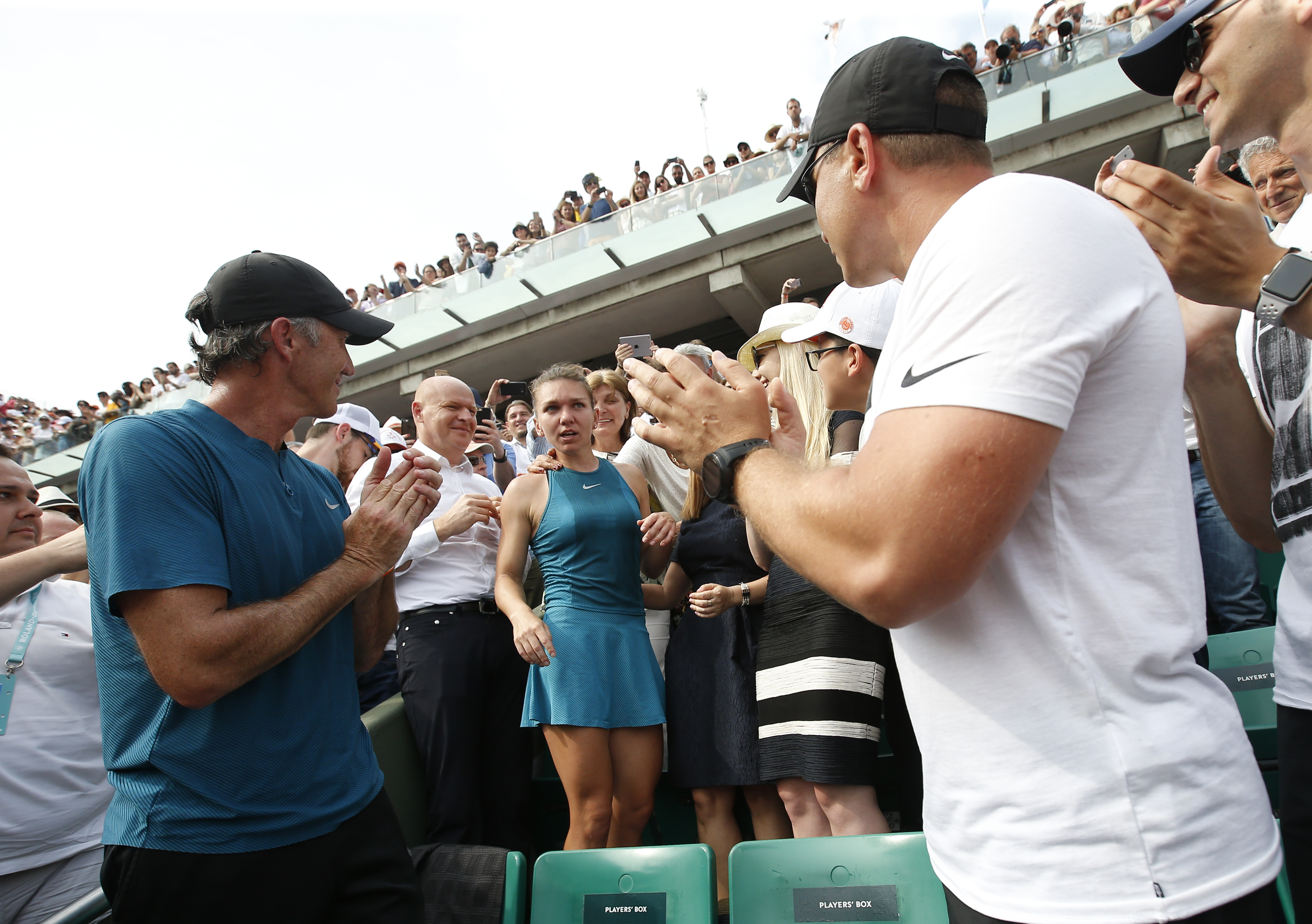 Cum s-a bucurat Simona Halep după ce a câștigat trofeul la Roland Garros. A plâns în loja părinților / GALERIE FOT