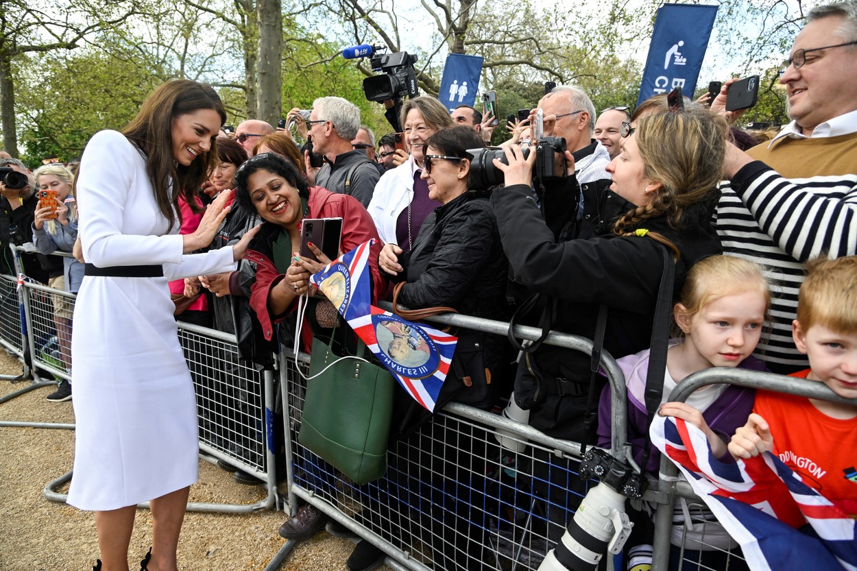Regele Charles, baie de mulțime cu o zi înainte de încoronare. Prințul William și Kate au participat și ei
