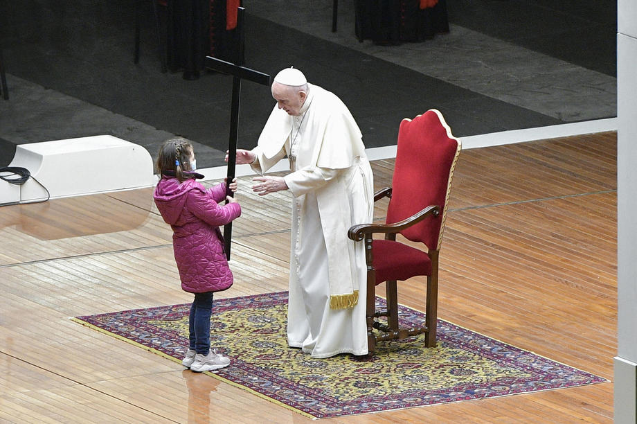VIDEO | Papa Francisc a condus procesiunea “Calea Crucii” din Vinerea Sfântă. Pentru al doilea an la rând evenimentul din Piața Sfântu Petru are loc fără credincioși