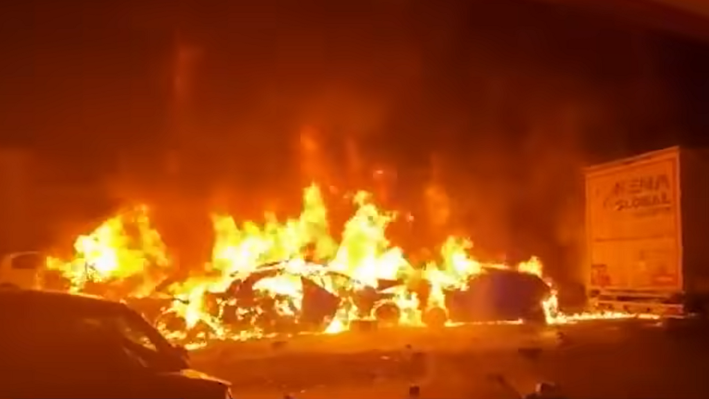 VIDEO | Un șofer de TIR a distrus 34 de mașini, a incendiat o casă și a rănit trei oameni, în centrul unui oraș german: „Parcă a căzut o bombă”