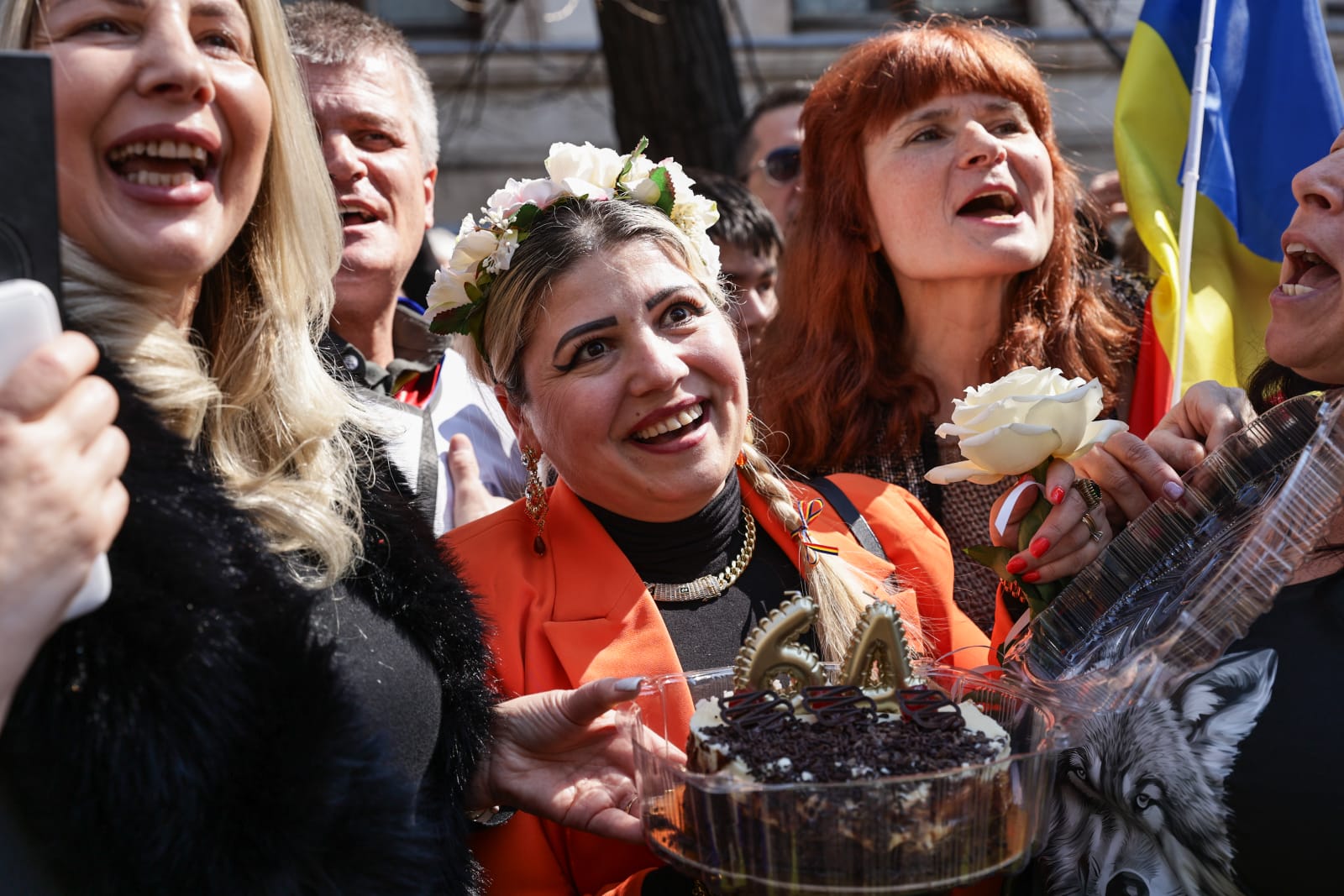 Călin Georgescu a primit cadou de ziua sa încă 60 de zile de control judiciar. Susținătorii l-au așteptat în fața judecătoriei cu un tort și i-au cântat „La mulți ani”