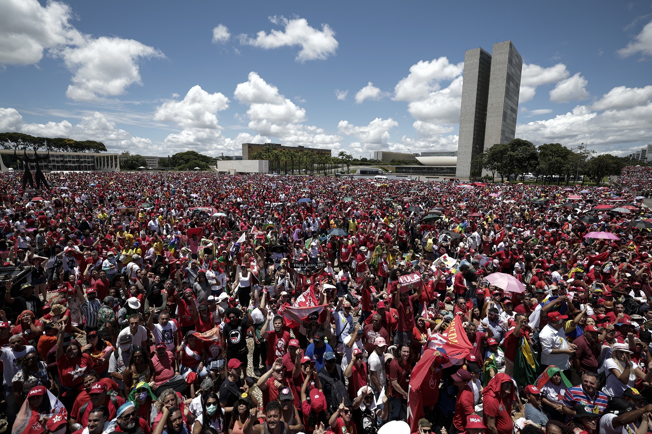 Noul președinte al Braziliei a depus jurământul. Lula și soția sa s-au plimbat prin capitală într-o mașină decapotabilă