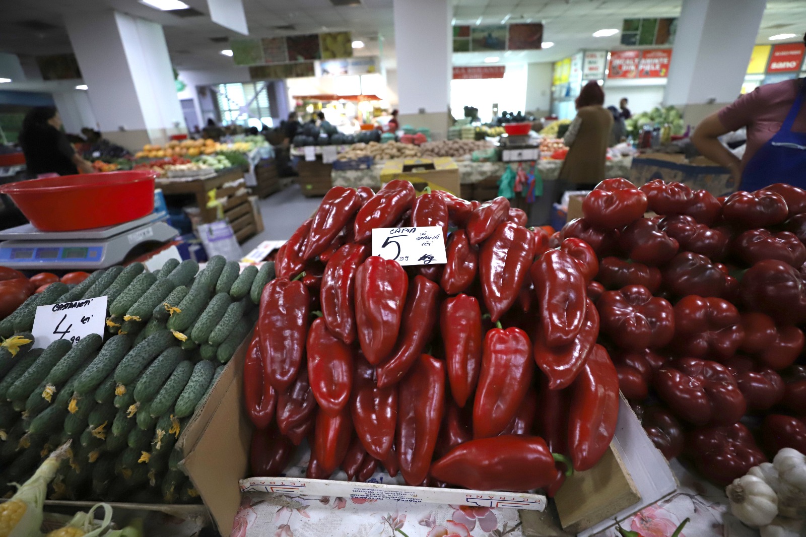 Cât costă să cumperi ingrediente pentru 10 borcane de zacuscă: calculul pentru rețeta tradițională cu vinete, ardei kapia, gogoșari și ceapă