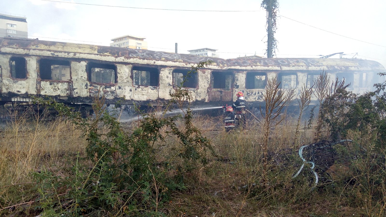 UPDATE: Incendiu în Gara Basarab, la un vagon dezafectat. Pompierii au stins flăcările - FOTO