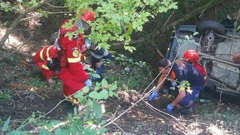 Doi copii și mama lor s-au prăbușit cu mașina într-o răpă la Deva. Un bebeluș, printre victimele salvate de pompieri