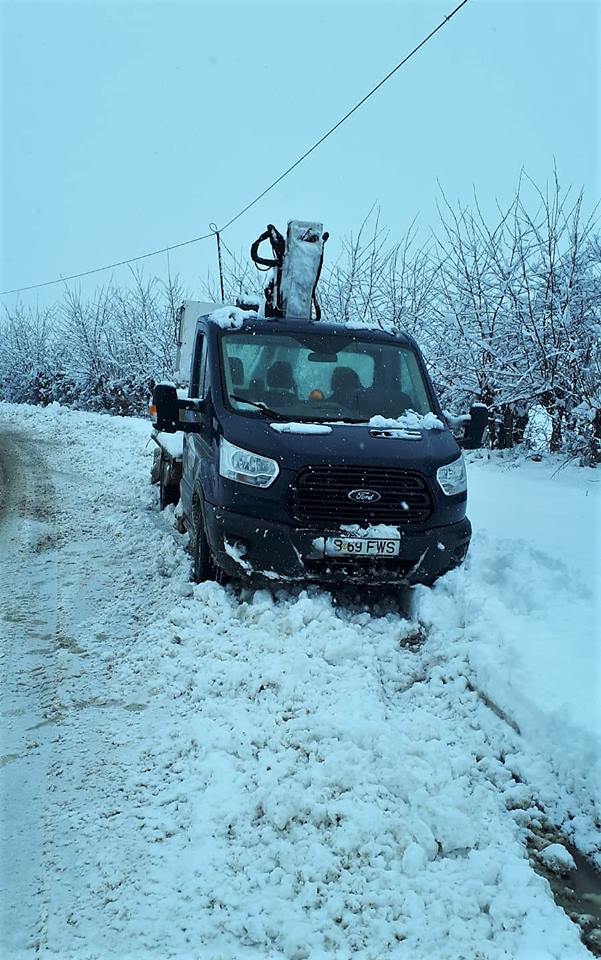 13 localităţi din județul Sibiu nu au curent electric, după viscol. "Intervenţiile sunt îngreunate de accesul dificil"