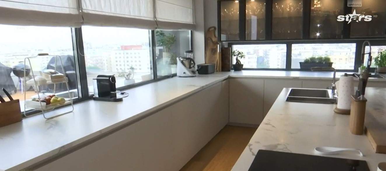 Imagini din casa în care locuiește Andreea Popescu. Are saună și cinema privat în penthouse