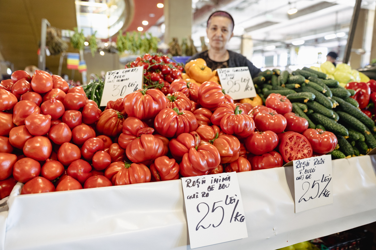 Cât costă să faci o salată de vară cu roșii românești și castraveți din piața Amzei, Obor sau Rahova
