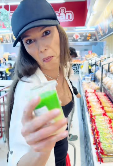Ce alimente „ciudate” mănâncă Irina Fodor la Asia Express 2025: „Par radioactive”. Le-a cumpărat din supermarket, în Vietnam