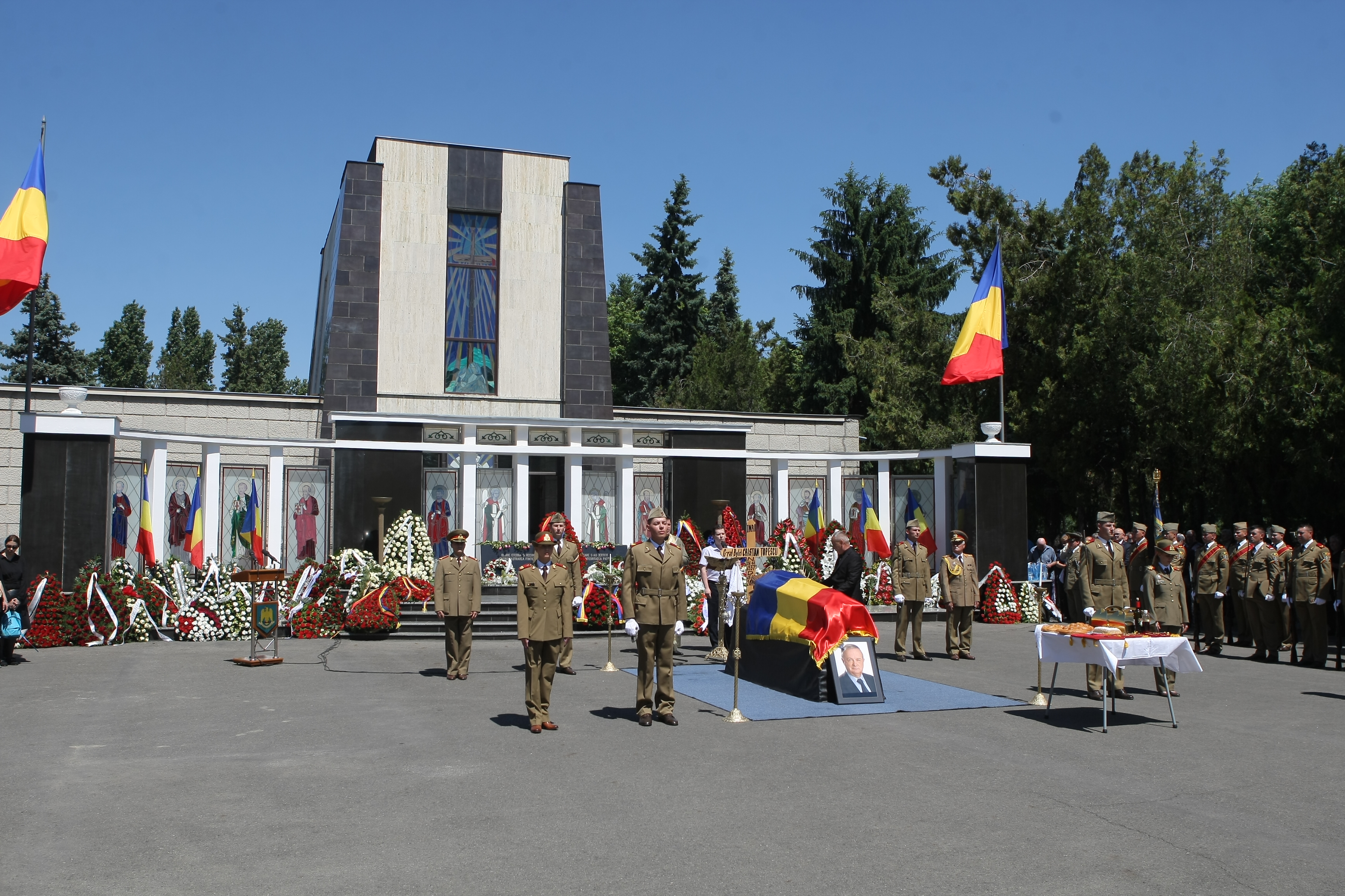 GALERIE FOTO&VIDEO/ Cristian Țopescu, înmormântat cu onoruri militare, la Cimitirul Ghencea Militar din București