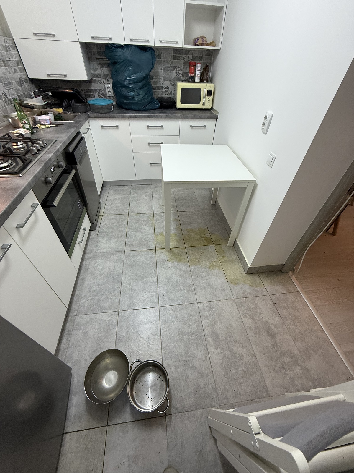 Imagini înainte și după cu apartamentul pe care Calina Dumitrescu l-ar fi distrus. Proprietara rupe tăcerea: „O pune pe mama ei sa se ocupe de mizeria pe care ea o face”