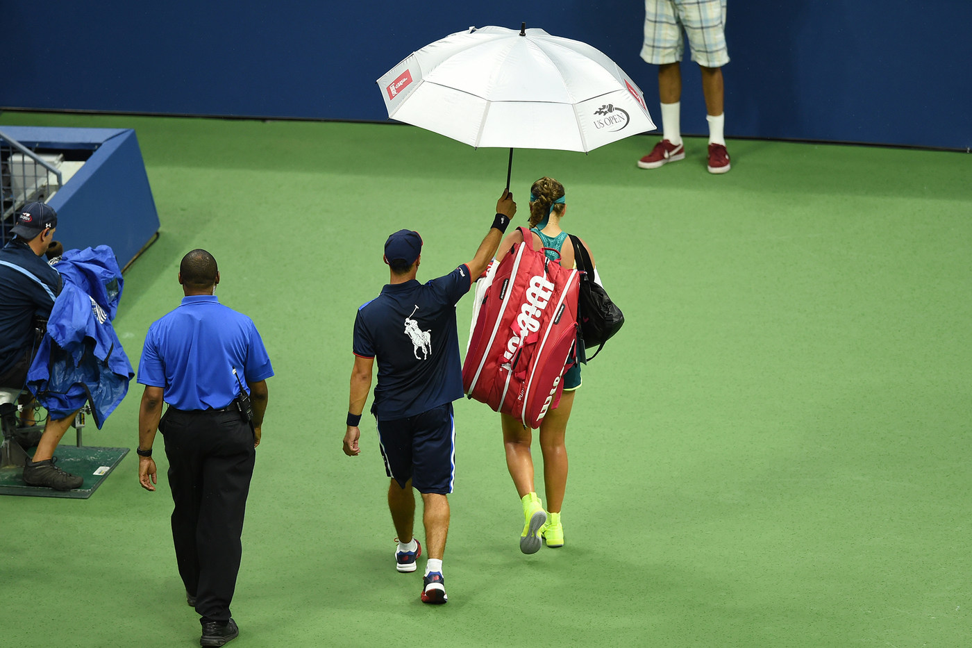 Superperformanţă realizată de Simona Halep, care a învins-o pe Victoria Azarenka, în trei seturi, şi s-a calificat în semifinalele de la US Open. Românca a condus ostilităţile în primul set, l-a cedat pe cel secund, dar a fost formidabilă în decisiv. Meciul a fost întrerupt o oră în ultimul act din cauza ploii. Simona a egalat performanţa Irinei Spârlea din 1997 / LIVE BLOG & SUPERGALERIE FOTO