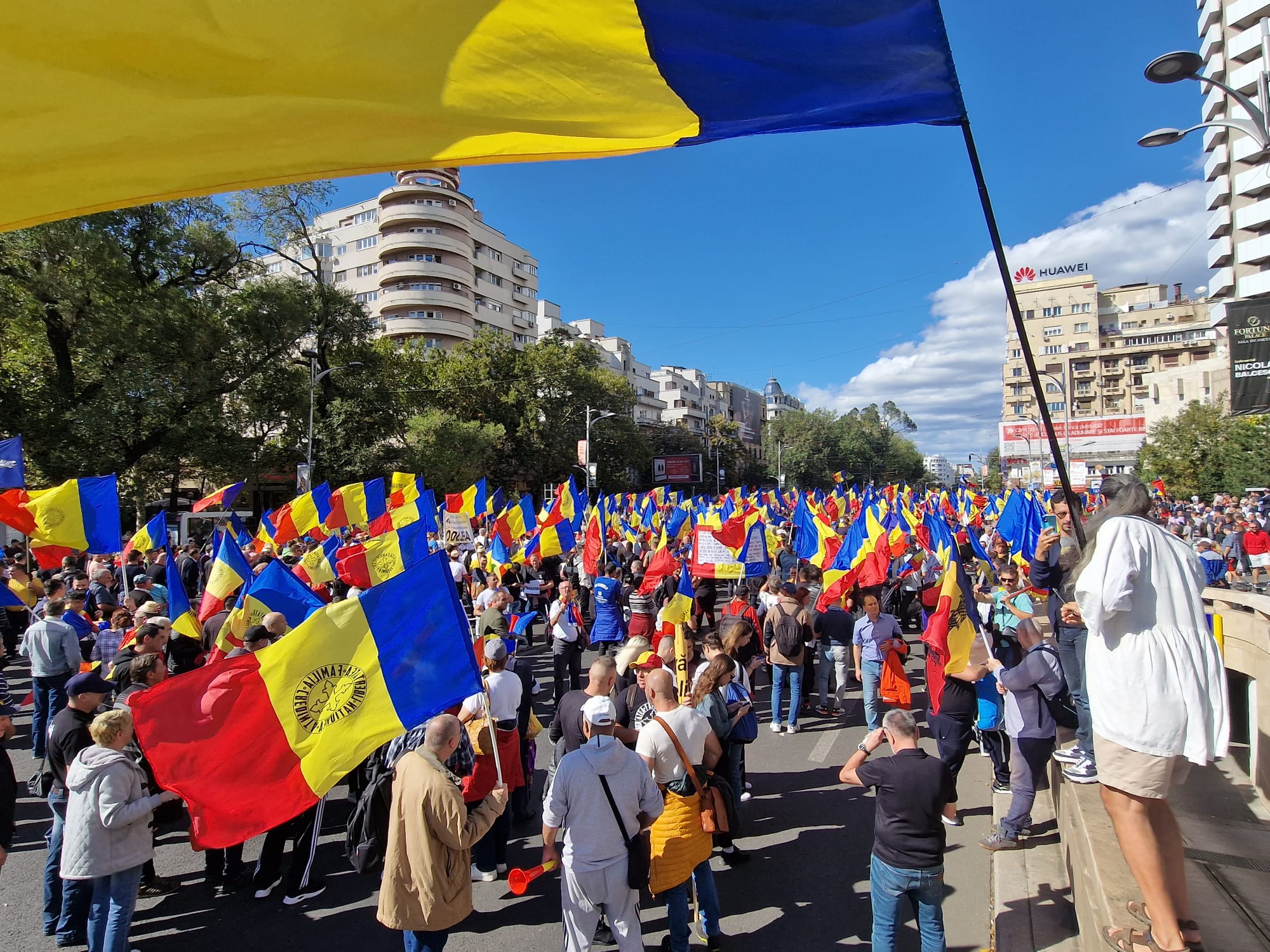 Scandal între taberele Simion și Șoșoacă, la protestul AUR. Manifestanții, despărțiți de jandarmi