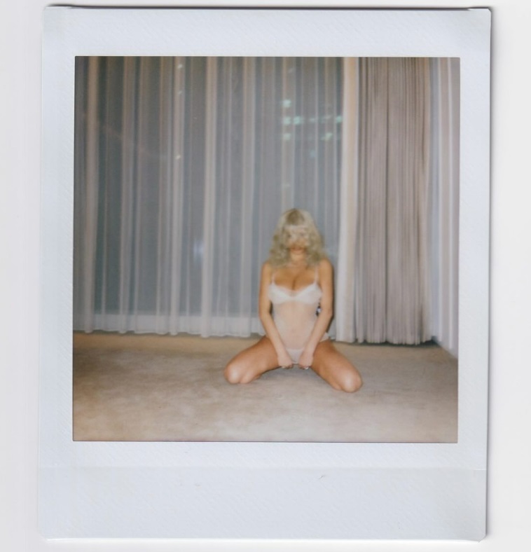 Noi imagini cu Bianca Censori în ipostaze provocatoare. Kanye West a pozat-o aproape goală, iar fotografiile au devenit publice
