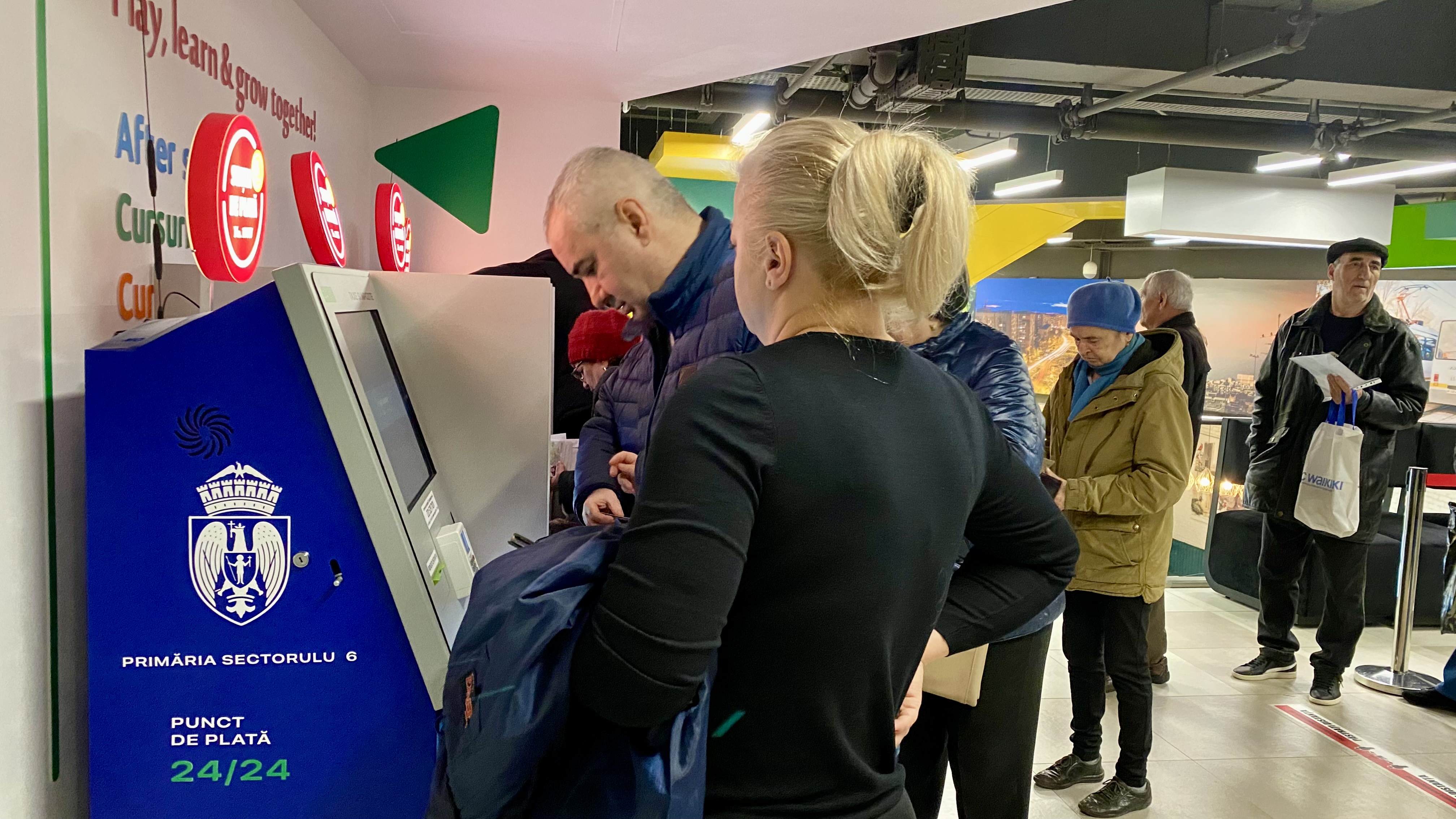 FOTO. Cozi mari la centrele de plată a taxelor, în prima zi lucrătoare din 2024. Dările se pot plăti la stațiile de tip SelfPay, dar și online