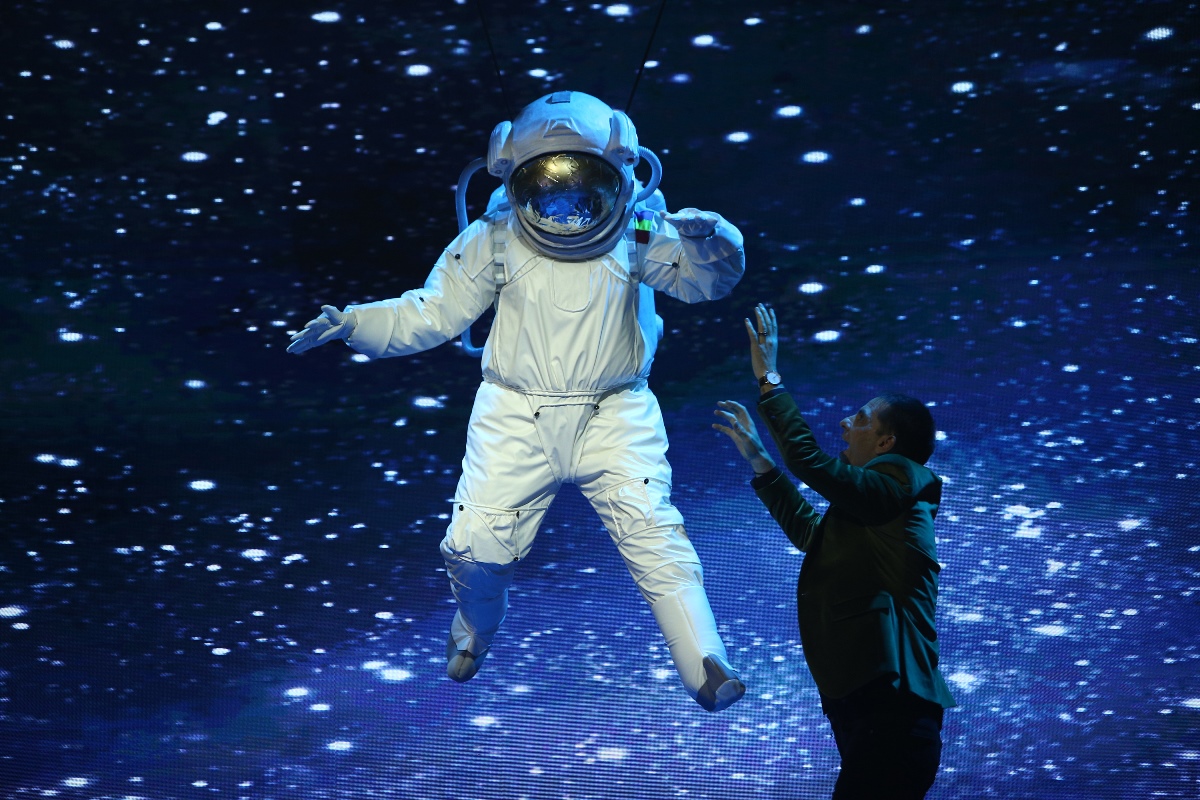Vedeta care se deghizează într-un astronaut, la "Scena misterelor".  "Am zis că mor acolo" | FOTO