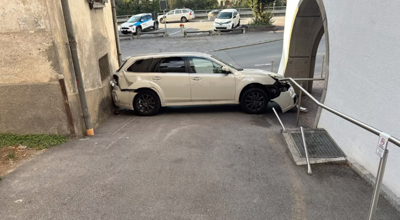 Két ház közé szorult autójával egy 87 éves sofőr