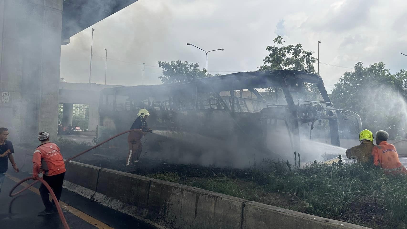 22 de elevi sunt dați dispăruți după ce autobuzul în care se aflau a luat foc, în Thailanda. Zece persoane erau carbonizate în autovehicul | VIDEO