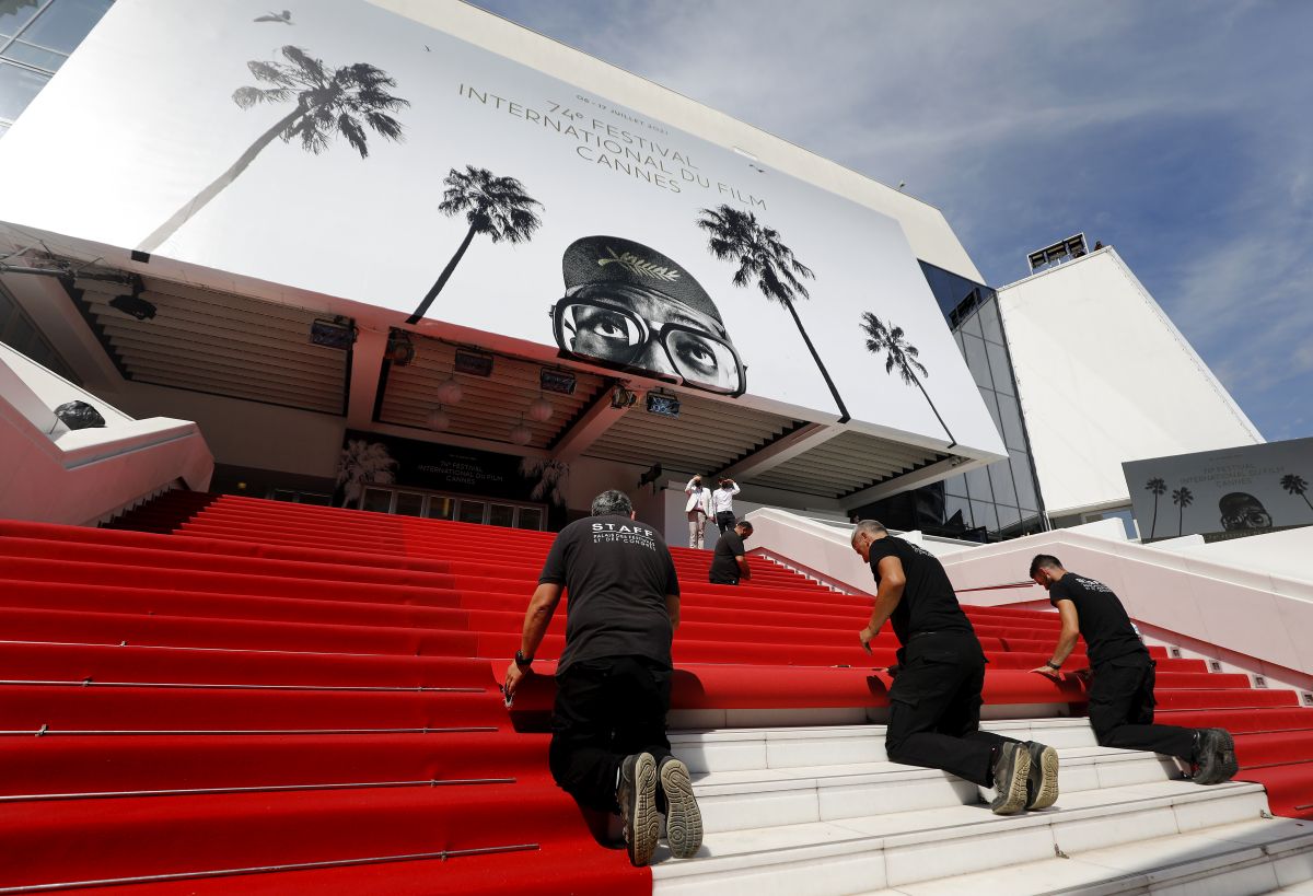 A început Festivalul de film de la Cannes. „Fără pupături sau îmbrățișări pe covorul roșu”