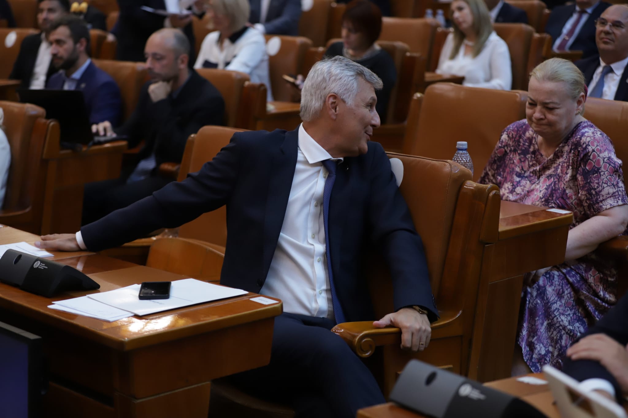 Cronica unei moțiuni de cenzură ratate: bancuri, plictiseală și clinciuri. Opoziția a bifat cel mai umilitor vot din ultimii 16 ani