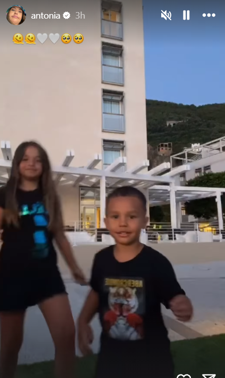 Imagini cu Antonia și cei trei copii din vacanța în Grecia. Artista a făcut furori în costum de baie