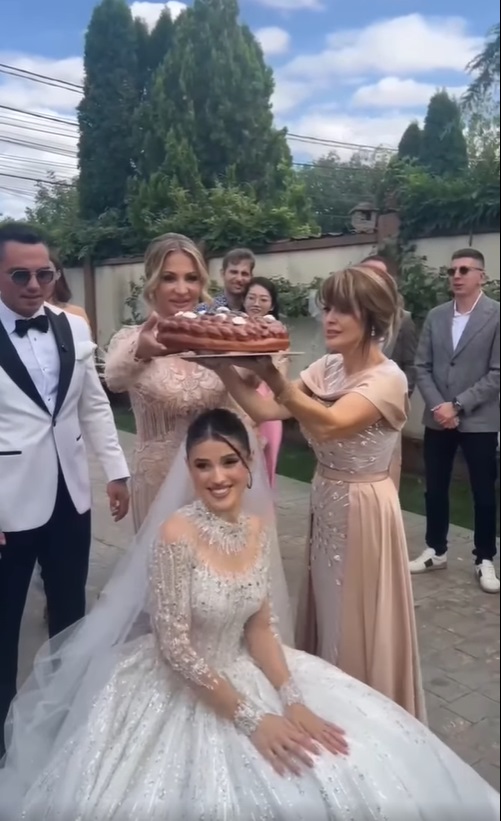 Cum a apărut soția lui Mugur Mihăescu la nunta fiicei lor. O prezență discretă în showbiz, Rodica nu și-a putut stăpâni lacrimile