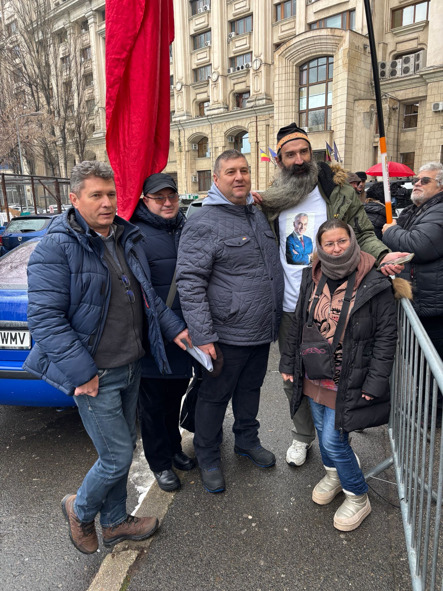 În „Valul Democrației” al susținătorilor lui Călin Georgescu: „Să se aleagă praful de tine, dacă nu scrii adevărul!” 