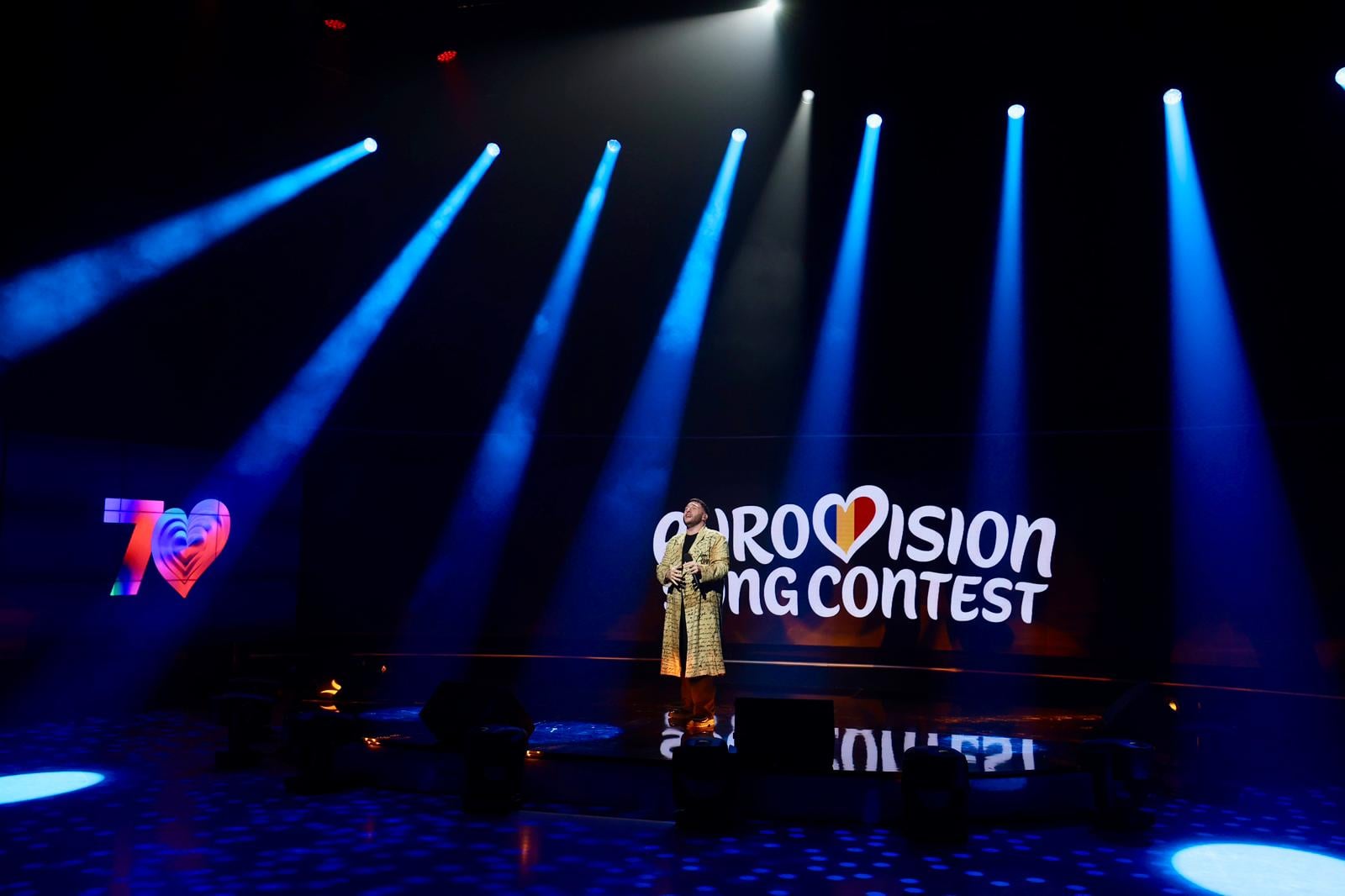 Cum sună melodia care speră Robert Lukian să-l ducă în finala internațională Eurovision 2026 de la Viena: „Fire to the lies”