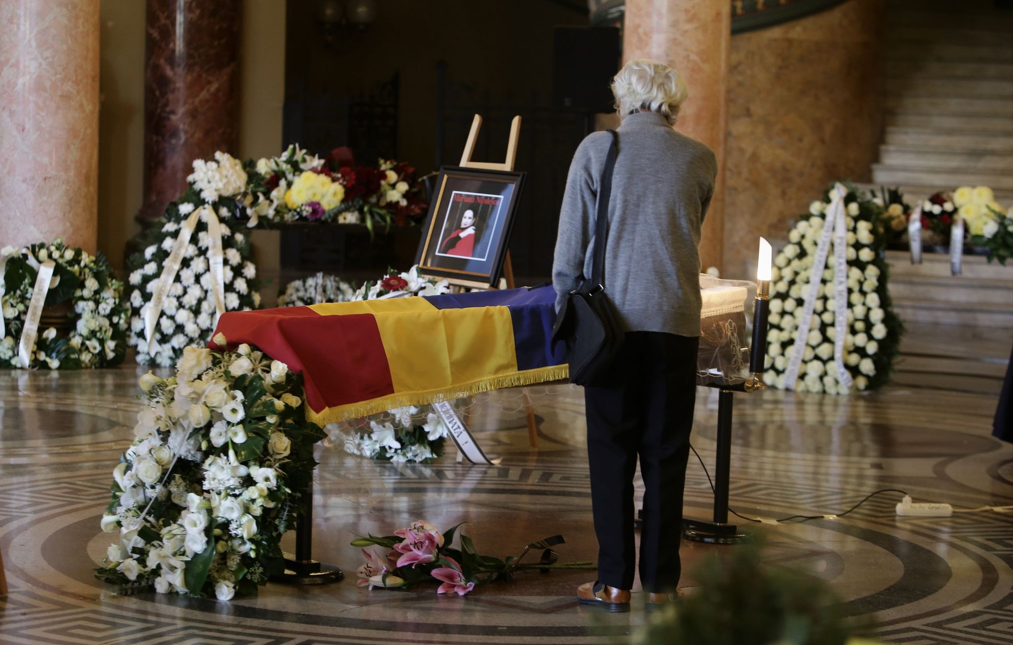 Sicriul cu trupul sopranei Mariana Nicolesco, depus la Ateneu. Unde va avea loc înmormântarea