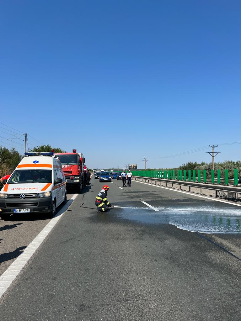 Carambol cu patru mașini pe Autostrada Soarelui. Două persoane, dintre care un copil, au ajuns la spital